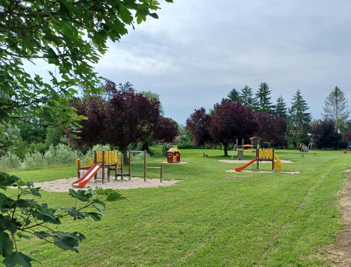 Camping Le Vallage Attigny Exterior foto